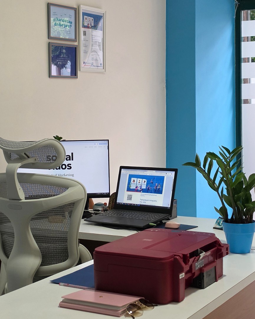 Ο χώρος εργασίας με οθόνη, laptop και φυτά